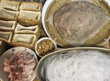 step1: 冬粉冷開水泡軟；油豆腐用熱開水泡一下，洗淨後將內部掏空；油豆腐容易有油耗味，所以一定要買新鮮的最好。