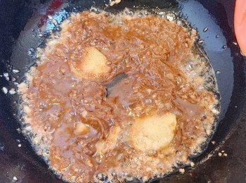 step3: 燒熱鍋下油先炒蒜粒和薑片，加入羊腩醬炒香。(醬一定要炒過才特別香和好吃）
