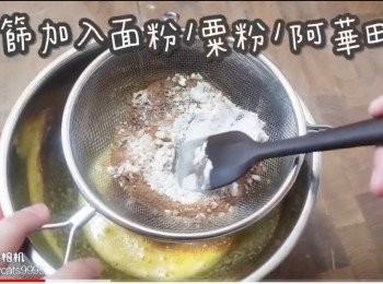 step10: 隔篩加入面粉/粟粉/阿華田粉