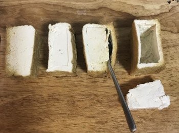 step2: 油豆腐掏空方法：用小刀切出一個長方型，再用小湯匙將豆腐肉挖出，挖出來的豆腐保留可以再利用；