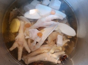 step2: 將所有材料(除了杞子)凍水落煲約2-2.5小時便成，用高壓煲則煲約20分鐘，喝前再大滾5分鐘落鹽便成。杞子久煮會變酸，因此適宜最後5-10分鐘才下。