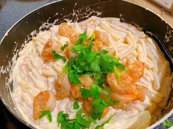 step4: 超级顺滑，鲜嫩的虾仁，蒜香满满，裹满奶酪的意面，咬一口特别满足