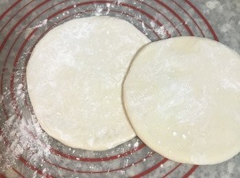 step6: 將麵糰壓扁桿成圓型，並在表面撒些手粉防沾；