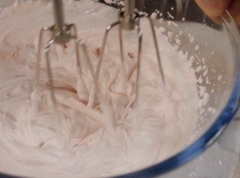 step8: 現在來做<span class="group_2">士多啤梨忌廉</span>
在混合忌廉之前準備冰塊
隔著冰塊打發，保持溫度。

在大碗中加入煉奶+鮮忌廉 + 士多啤梨粉。
打發成奶油狀。