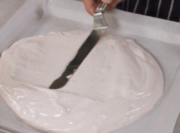 step6: 把蛋糕糊倒進蛋糕模型中。

*我使用的是正方形27x27cm 

預熱焗爐，使用160度焗15分鐘。