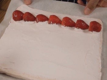 step9: 在蛋糕表面塗上忌廉，加入士多啤梨，
然後像做壽司一樣，把蛋糕捲起來。

在雪櫃中放置1小時以上。