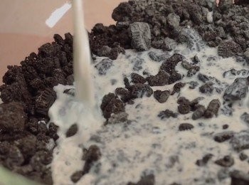 step1: 先把餅乾敲碎。倒入一個大碗裡面。
加入泡打粉和牛奶。
把所有東西攪拌均勻。