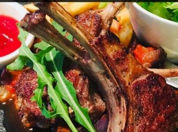 step4: 將羊排放在碟內，伴以炸薯條、加少許沙拉及醬汁，羊排通常可以用薄荷醬汁，而炸薯條就可用番茄醬。



想知道我更多食譜，可去我Facebook， 專頁。

https://m.facebook.com/carlineki/