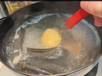 step9: 加入白味噌大火煮至汁濃，淋上龍蝦上，即成。