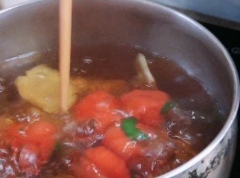 step8: 煮沸一鍋水，用中少火煮熟湯圓，輕輕攪動避免黏鍋，湯圓浮面代表熟透，然後把湯圓撈起備用。加入水、薑片和甘蔗糖至鍋中並煮至糖溶化，然後加入已熟的湯圓煮1分鐘，紫薯湯圓<span class="group_3">糖水</span>完成。