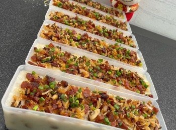 step1: 浸軟冬菇、瑤柱和蝦米，剪去冬菇腳，冬菇再切粒備用，瑤柱用刀拍扁後撕成絲，留浸瑤柱湯備用，蝦米如見污糟腸請先清走，留浸蝦米水備用，乾蔥剁成蓉備用，蔥切粒