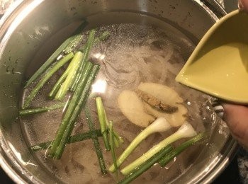 step7: 秤豬皮重量，用3.6倍的水一起煮。例500g豬皮就用1800g，放入蔥段、薑片、米酒大火煮滾轉小火，不蓋鍋蓋煮2小時。