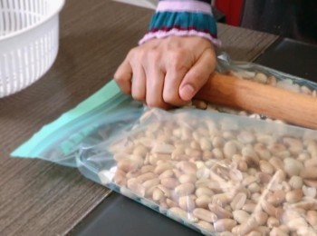 step2: 花生待涼後，把它去衣並入袋敲碎備用。