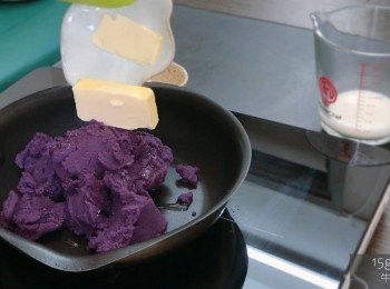 step3: 在鍋中加入紫薯蓉、牛油、油、牛奶，用中小火炒至乾身。