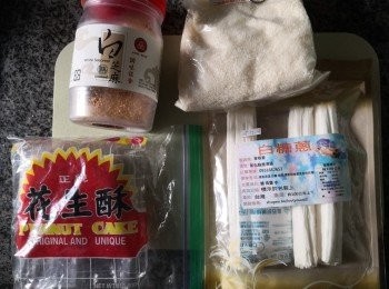 step1: 準備好所有材料,將春卷皮隔水蒸軟一片片搣好備用上