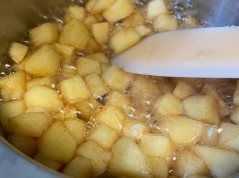 step1: 餡料製作：

- 蘋果洗淨去皮，切小粒，拌入檸檬汁。

- 小鍋子加入蘋果粒、玉桂粉、黃糖、清水炒香。

- 煮約10分鐘至軟，最後拌入蜜糖炒至杰身，放涼。