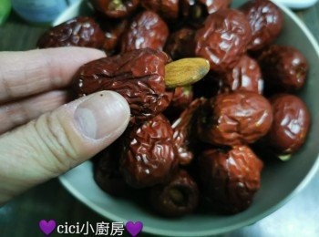 step3: 將杏仁塞入無核紅棗裡，備用。