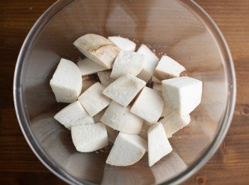 step6: 如果想要使用乾粉油炸步驟如下：
杏鮑菇先與鹽巴稍微抓勻後備用。