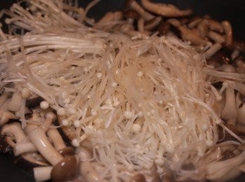 step3: 加入金菇菜讚酒及加入蠔油