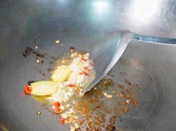 step3: 燒熱油鑊，炒香蒜蓉、指天椒和南薑，然後倒入醬汁，煮滾後放入海鮮，蓋上蓋煮3分鐘，上碟後放上芫茜。
📝怕辣的話可以將指天椒籽除去。