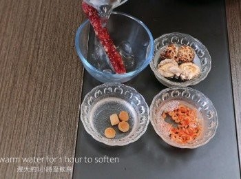 step1: 把臘腸用水浸軟去腸衣，把冬菇、瑤柱和蝦米洗淨，然後各自用暖水浸大約1小時至軟身，把已浸的冬菇水和瑤柱水留起共125克，備用。