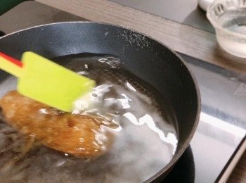 step4: 在鍋中加入水，再加入砂糖和麥芽糖，用小火加熱至糖溶化並濃稠，把糖漿滴到水中會立刻變硬，代表糖漿煮好，再加入鹽和油拌勻。