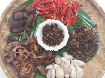 step2: 起油鍋，爆香薑片、蒜仁、花椒、八角及草果，加入酸木瓜乾、雞及水煮滾，轉小火燉煮到雞肉熟軟。