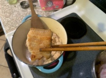 step1: 再煮之前，先把五花肉煎蛋金黄！最后加瘦肉翻炒！需要炒糖，不炒也可以，可以老抽。生抽，或者南红乳代替！
