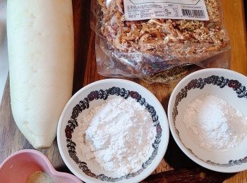 step1: 預備材料: 將臘腸切成小片待用。麵粉和糯米粉混合。