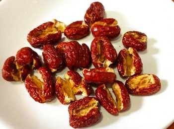 step2: 紅棗浸一浸，去核