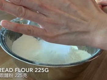 step3: 高筋麵粉225克過篩（此份量可做2個10寸薄批）