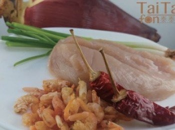 step1: <a href="https://bit.ly/3EZL8dD" target="_blank" data-keyword="雞胸" class="guide-link"><strong>雞胸</strong></a> <span style="display:inline-block;vertical-align:middle;margin-top:-3px;color:initial;border-radius:3px;padding:2px 3px;font-size:12px;line-height:14px;background:#87d300;color:#fff;">即買</span> 肉放入滾水鍋中燙熟，撕成粗絲備用。
冷開水＋檸檬汁混合備用。