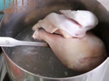 step1: 全雞洗淨、汆燙，備用。