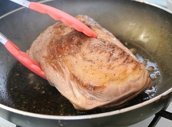 step3: 大火熱鍋, 落少許橄欖油, 將已調味的那面羊肉向底放入鍋, 再在羊肉的上面加上少許 粉紅/海鹽 和黑胡椒碎, 將羊肉的每邊都煎至金黃