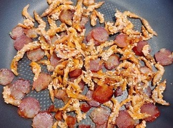 step3: 先白鑊略炒香櫻花蝦和臘腸，放涼備用。