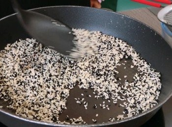 step3: 把黑白芝麻清洗乾淨並瀝乾水份，倒入鍋中炒香，用小火不斷翻炒至芝麻有輕微跳動和有金黃色，芝麻容易被搓碎，代表芝麻熟透。