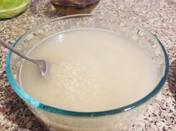 step1: 先把大米提前泡软，放进锅里，小火慢慢煮