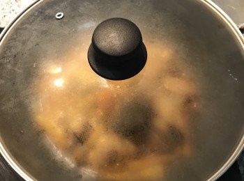 step9: 蓋鍋蓋小火燜煮10分鐘；