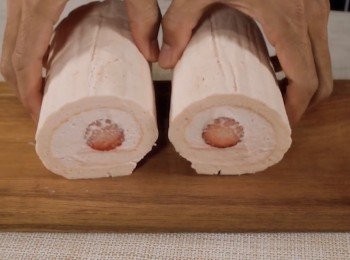 step10: 把刀先加熱（浸熱水或用火熗也可以）
然後切蛋糕。

在蛋糕表面加上忌廉和士多啤梨作<span class="group_3">裝飾</span>。
完成！