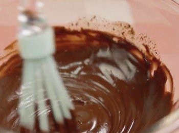 step3: 在朱古力中加入熱牛奶，把朱古力融化後， 加入牛油和一點鹽巴，攪拌成朱古力醬。