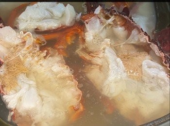 step6: 煲一鍋水，放下白蘿蔔、昆布鰹魚高湯包、黃糖及料理酒中大火煲滾；放入龍蝦及味醂，中大火煮熟龍蝦，盛起。