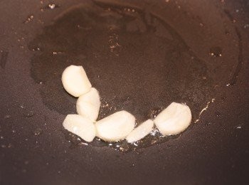 step1: 先落油爆香薑片及蒜頭