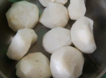 step1: 先洗淨馬碲去皮分別拍碎切粒,及留2-3粒切片備用(食時有不同的口感層次)