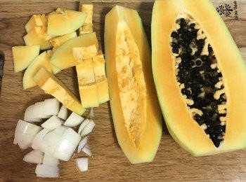 step3: 洋蔥切塊，木瓜去皮對剖，用湯匙將籽除去後再對剖ㄧ次後切厚片；