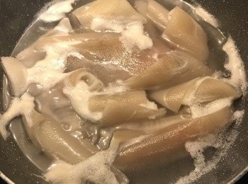 step3: 水滾後煮5分鐘關火，流動水沖洗、搓揉乾淨後瀝乾；