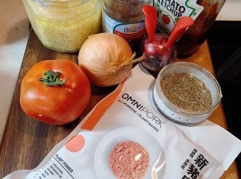 step1: 預備材料: 新豬肉解凍備用; 洋蔥和蕃茄切粒; 油漬蕃茄乾切粒。