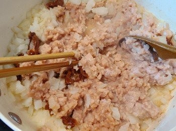 step3: 加入新豬肉炒香。