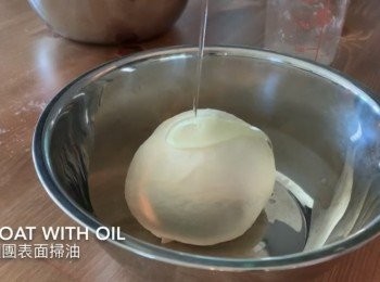 step9: 麵團表面掃上橄欖油，靜大約15至20分鐘，可以準備餡料