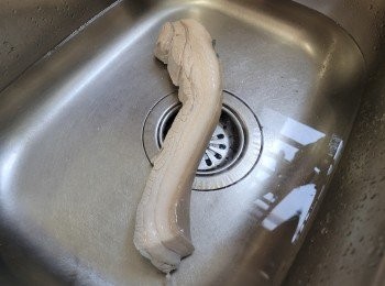 step1: 豬腩肉用滾水煮五分鐘，取出浸冷水至冷卻（不用把豬肉煮熟； 目的是讓豬皮收縮； 完成後會美觀些）