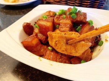 step2: 这就是非常入味的油豆腐！肉炖30分钟以后外油豆腐，10左右，翻动一下